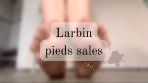 Larbin à domicile nettoie mes pieds sales
